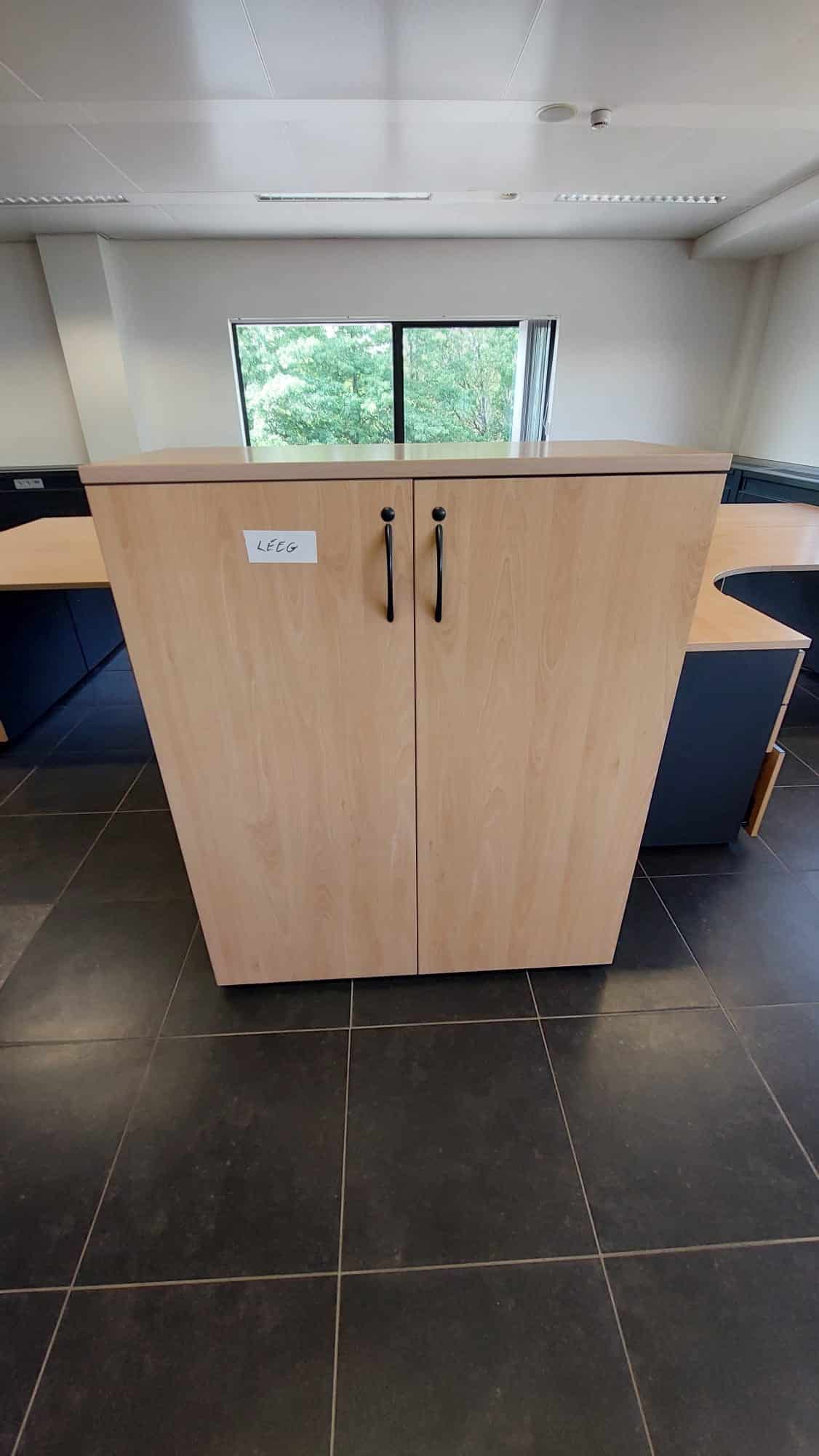 Lage Houten draaideurkast Lage Houten draaideurkast