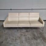 Fritz hansen series 3300 Leder Conditie : in zeer goede staat, normale lichte gebruikssporen Materiaal: Leder Kleur: wit crème-achtig Productie 2008 L 180 x B 80 x 70 zithoogte 40 cm Normale gebruikssporen in het leder. Strepen in het leder. Zie foto's voor close-ups.