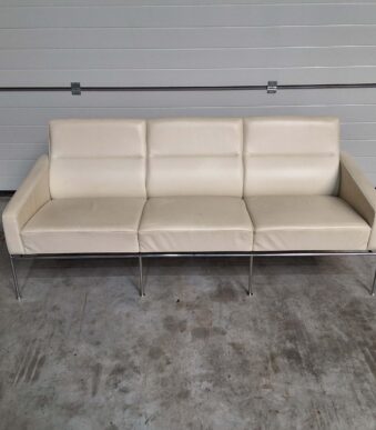 Fritz hansen series 3300 Leder Conditie : in zeer goede staat, normale lichte gebruikssporen Materiaal: Leder Kleur: wit crème-achtig Productie 2008 L 180 x B 80 x 70 zithoogte 40 cm Normale gebruikssporen in het leder. Strepen in het leder. Zie foto's voor close-ups.