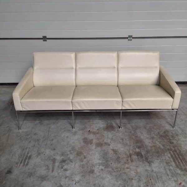 Fritz hansen series 3300 Leder Conditie : in zeer goede staat, normale lichte gebruikssporen Materiaal: Leder Kleur: wit crème-achtig Productie 2008 L 180 x B 80 x 70 zithoogte 40 cm Normale gebruikssporen in het leder. Strepen in het leder. Zie foto's voor close-ups.