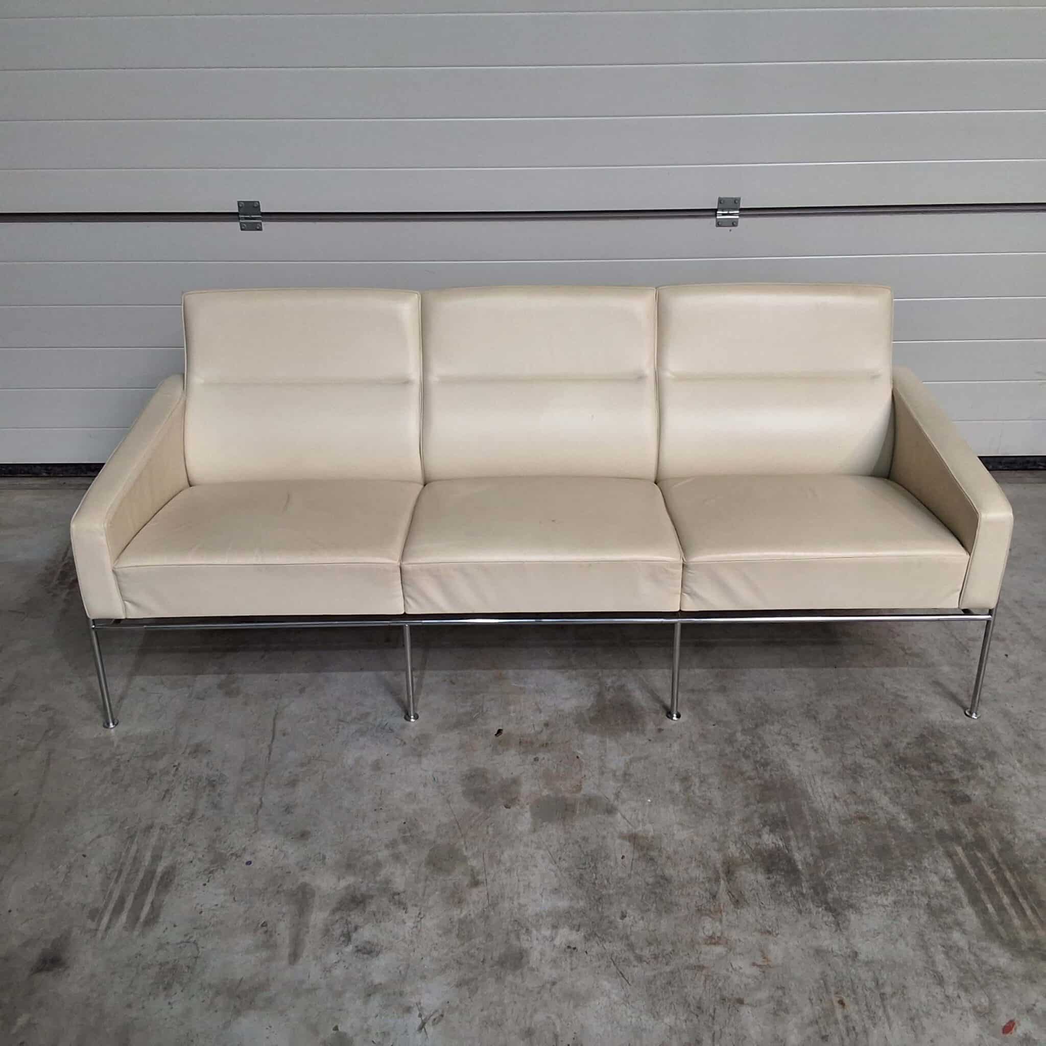 Fritz hansen series 3300 Leder_0001_20240322_110550.jpg Fritz hansen series 3300 Leder Conditie : in zeer goede staat, normale lichte gebruikssporen Materiaal: Leder Kleur: wit crème-achtig Productie 2008 L 180 x B 80 x 70 zithoogte 40 cm Normale gebruikssporen in het leder. Strepen in het leder. Zie foto's voor close-ups.